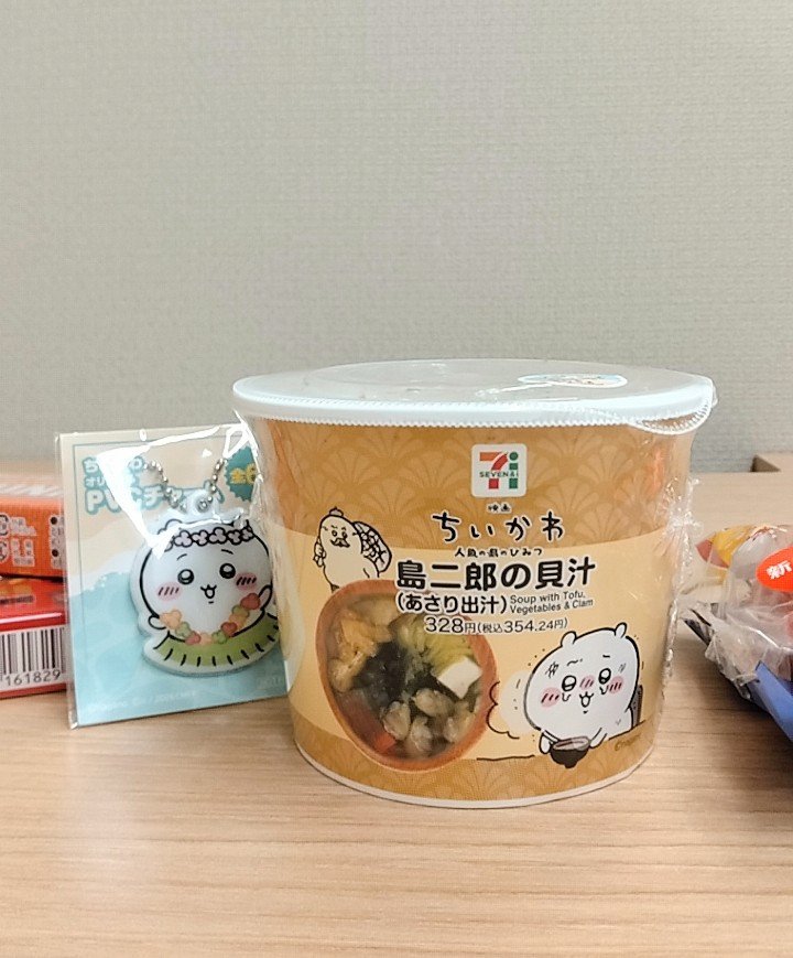 kind_7843's tweet photo. 今回のちい飯も堪能してます！！

カツカレーは前の鬼カレーより全然辛くなくてたべやすかったです。
貝汁は…めっちゃ貝汁でした。あおさも入ってたからかな。

#ちいかわと島の思い出つくっちゃお 
#映画ちいかわ https://t.co/t9fWxwaoo2