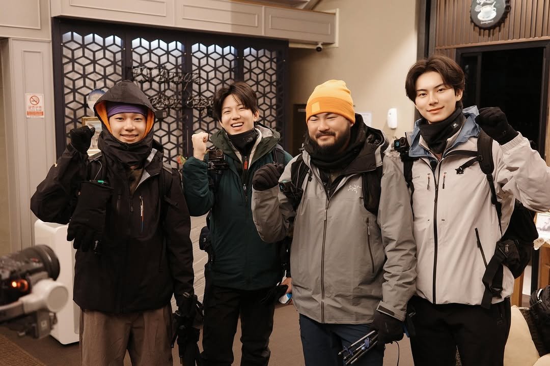 TBLlifes's tweet photo. Netflix Korea has shared new photos from Why Do We Even Hike?, starring ADP's Tarzzan alongside Car, the Garden, DAY6's Dowoon, and Lee Chae-min. Coming August 18.

#TBLlife #ALLDAYPROJECT #Tarzzan #THEBLACKLABEL https://t.co/2xgUMhqLZM