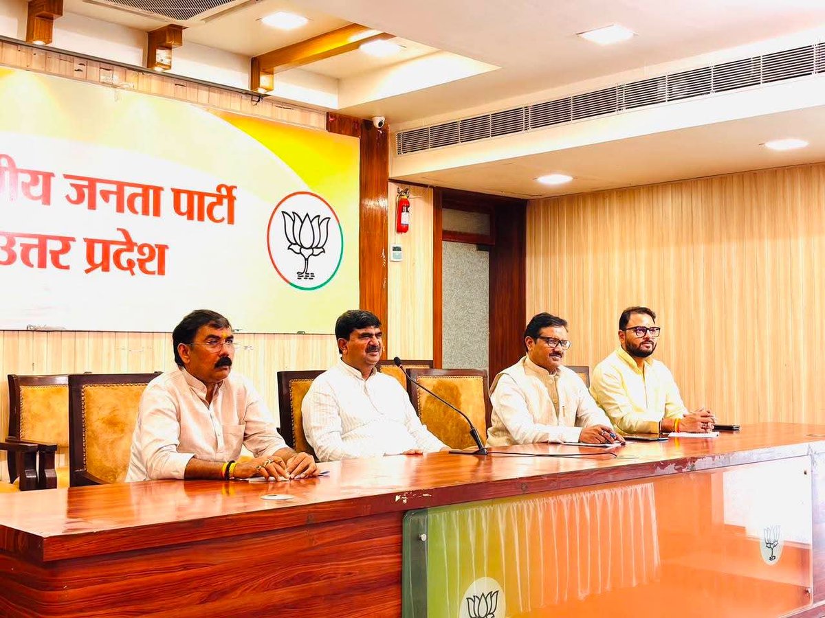 SLodhi37677's tweet photo. भाजपा मुख्यालय परअभियान सहयोगियों की आवश्यक बैठक में रहना हुआ।बैठक में संगठन महामंत्री श्रीमान धर्मपाल सिंह जी भाई साहब का मार्गदर्शन प्राप्त हुआ। इस अवसर पर प्रदेश के उपाध्यक्ष श्री शंकर गिरी जी,प्रदेश मंत्री श्री विजय राजभर जी मौजूद रहे संचालन सहयोगी  कृष्ण मोहनसिंह जी ने किया। https://t.co/Qb8RaJOrKM