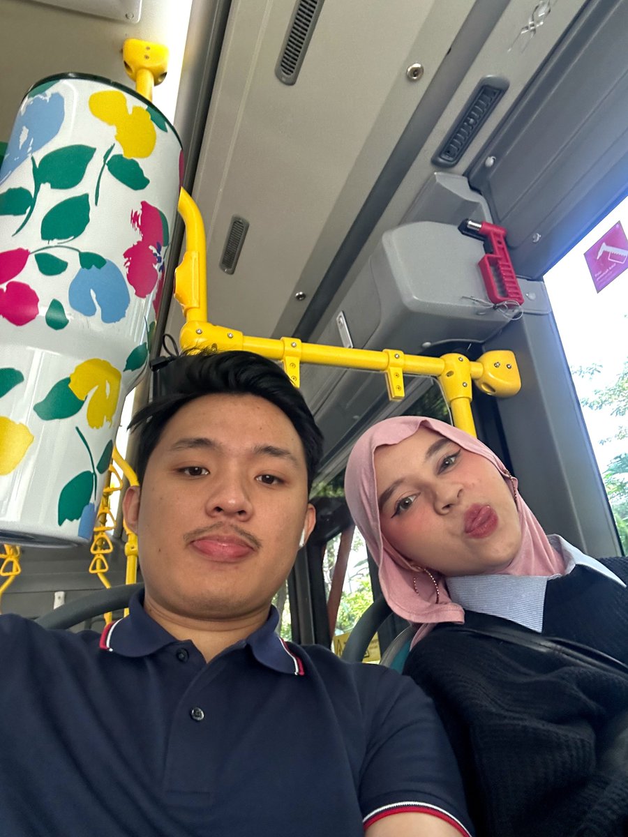 saurussie's tweet photo. dijemput dari serpong ke kebayoran padahal kantor dia di bintaro dan harus nyimpen motor di rawabuntu gara gara gue bm bgt😇 https://t.co/MxIsGYNyBJ