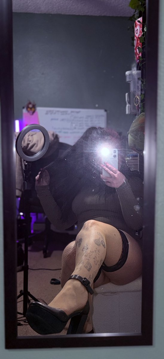 reynaxmarie's tweet photo. get on your knees &amp; tell me how much you miss me as i’m pushing my heels into your chest, stretching my pretty pink pussy right in front of your face 💞 https://t.co/fpPxjwfh3I