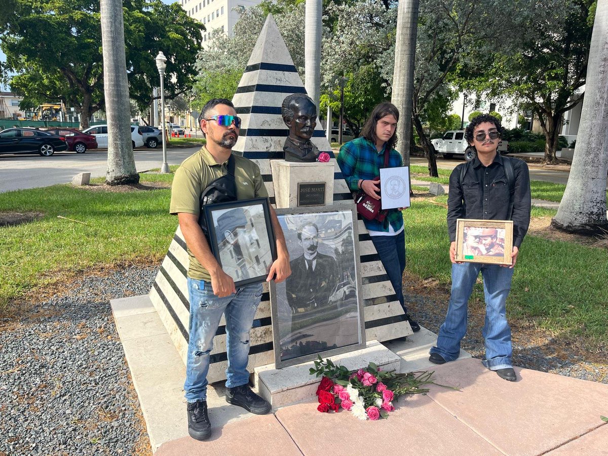 TVRadioMiami's tweet photo. #EnMiami En Miami jóvenes norteamericanos de origen cubano frente a un busto de Martí celebraron el 26 de Julio pidiendo abajo el Bloqueo de EEEU a Cuba y normales relaciones. ¡Paz para la familia cubana! @AbelPrieto11 @pl_tesoro @ElenaFreyre @AlmaoAlirio @JohanaTablada https://t.co/UM92ILvrHX