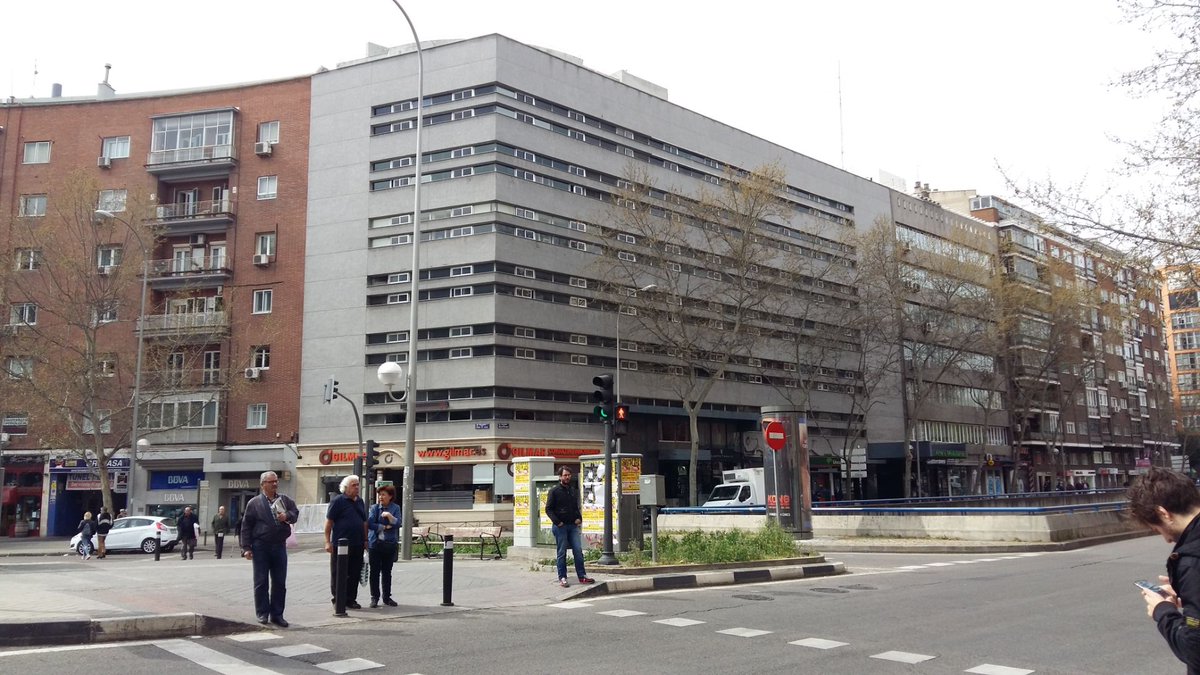 iBazarra's tweet photo. 🚨Otro Fisac a punto de ser demolido en Madrid. Esta magnífica fachada del genial arquitecto, en Conde de Casal, va a ser destruida para levantar un hotel de la cadena Meininger.
Ya destruyeron La Pagoda. Ahora toca el edificio CIASA, con proyecto de Fisac y Simonet #Arquitectura https://t.co/KbCcUO2ncs