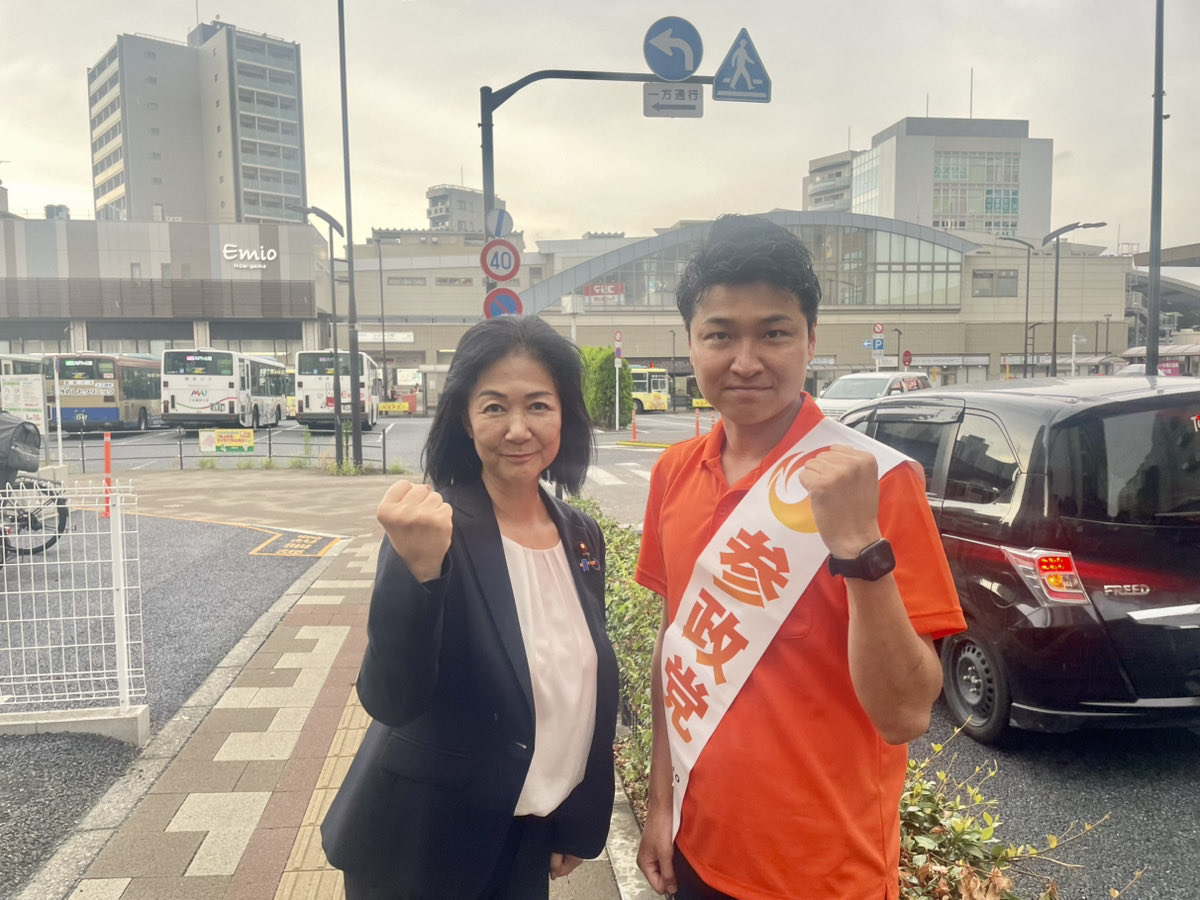 Hamatatsu_japan's tweet photo. 【初の大街宣！】

昨日は参政党 東京18支部で田無駅北口にて初の大街宣を行いました！🇯🇵

市政改革委員として、西東京市で実現したい事や私の想いを話させていただきました👏

安心して子育てができて、安全に住める西東京市を目指して市民の方々の声を1人でも多く拾い上げていきたいと思います！🔥

街の方とたくさん握手をさせていただき

「頑張ってね！」
「応援しているよ！」

などの温かいお声をたくさんいただきました！

〜〜〜

そして望月まさのり都議会議員（@m_mochizuki3 ）からは都政で今起こっていることをお話いただき、鈴木美香 衆議院議員（@suzukimikatyo22 ）からは国会で何が起こっているのか？をお話いただきました！✨

こうして市政→都政→国政と連携できるのも参政党の良さであります🟠

日本の未来のために、これから活動を増やしていきます！

よつばさんのYouTubeでも放送していただきましたよ！☺️（＠cdO8sWRhgj87XEF ）