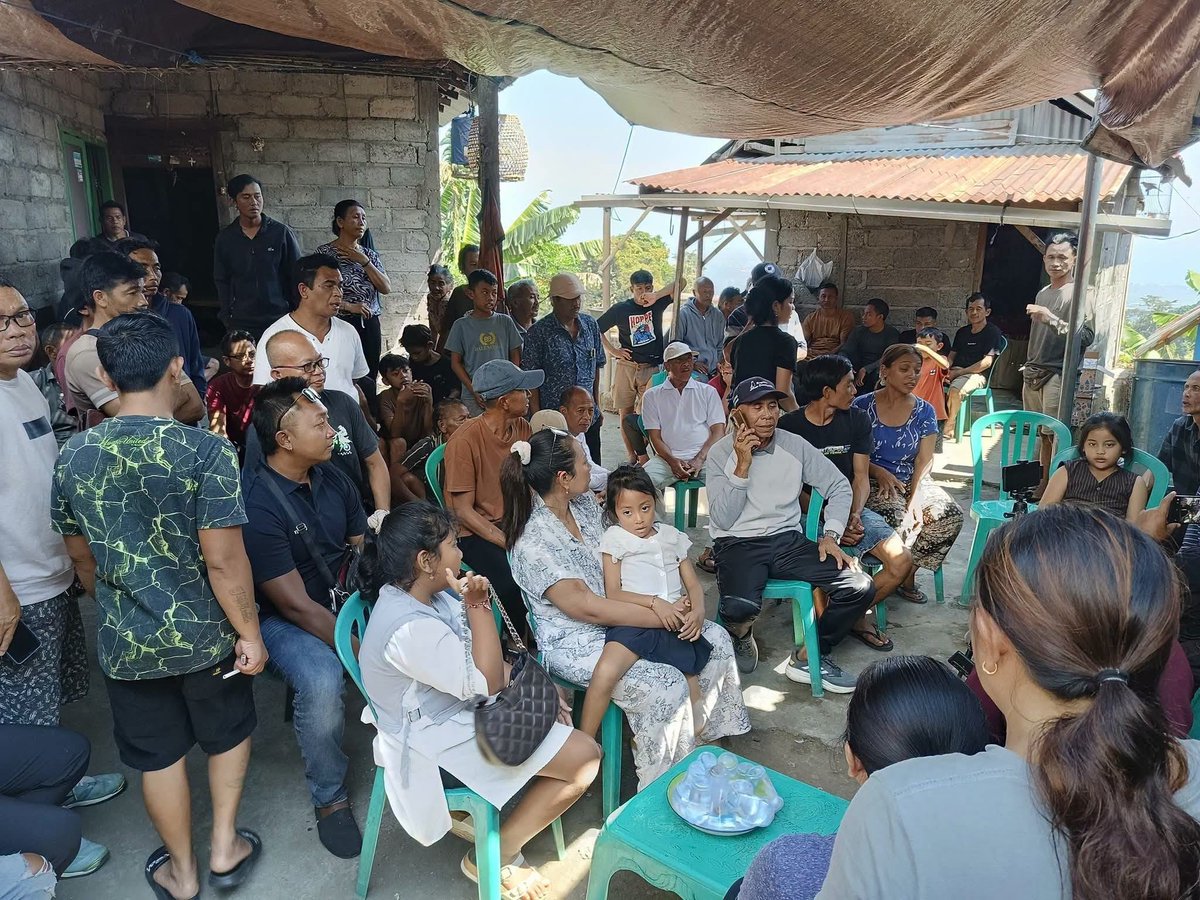 gretaamelia7's tweet photo. Banyak relawan kemanusiaan datang ke rumah duka adik Kesya di Sidetapa.
Semoga kehadiran mereka bisa sedikit meringankan beban keluarga, dan semoga anak-anaknya perlahan bisa kembali tersenyum.
Terima kasih untuk semua orang baik. 🩶 https://t.co/wEMUZDRzc6