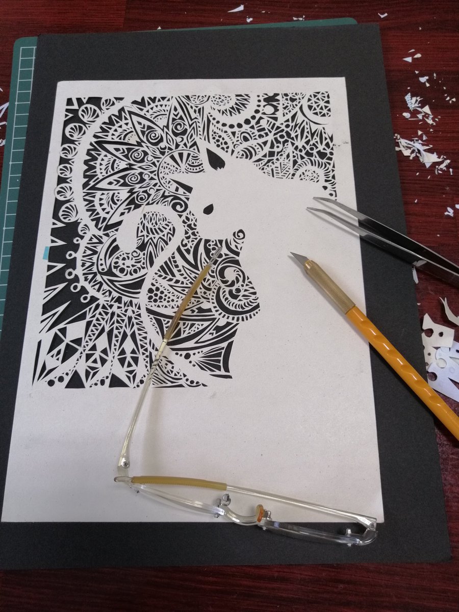 knsymk0511's tweet photo. #切り絵 #白猫
毎日、酷暑なので引きこもって切り絵しています
切り絵の必需品、図案、カッターボード、カッター、ピンセット、老眼鏡🤓 https://t.co/kdFAcbHZMN