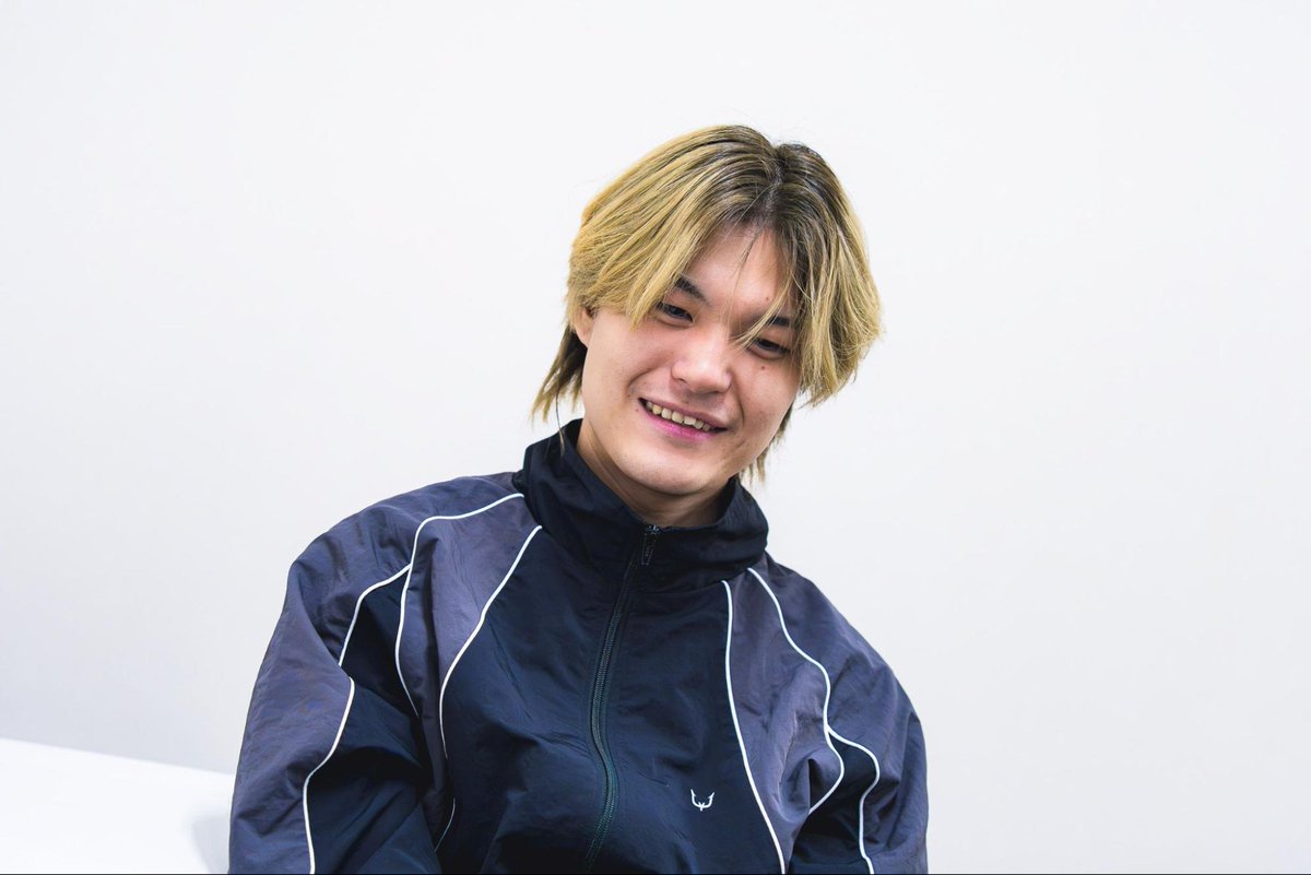 fistbump_news's tweet photo. 【#VCJ Season Finals―REJECT、あと一歩届かず準優勝…試合直後のDepが語る想いと「30歳まで現役」の決意】

――試合終了後、率先してメンバーに声をかけるシーンがありましたね。

Dep：まずは、一番最初にBRIANに「マジでごめん」と伝えました。全員で落ち込んでいても「悲しいな」と思ってしまうので、励ましは自分がやったほうがいいと思って。

――以前、チームのポッドキャストで「梅原大吾さんのように長く現役を続けたい」とおっしゃっていましたが、その決意に至った経緯や、理想の選手像を教えてください。

Dep：難しいですね……現実的にFPSのプロとして、いったん30歳くらいまでは現役を続けたいと思っています。そこまでは「一番強いやつ」を目指していきたいです。「おじ枠」的な立ち位置はもう少し後に考えていますが、チームメイト次第では「おじ枠」もやるかもしれないですね。