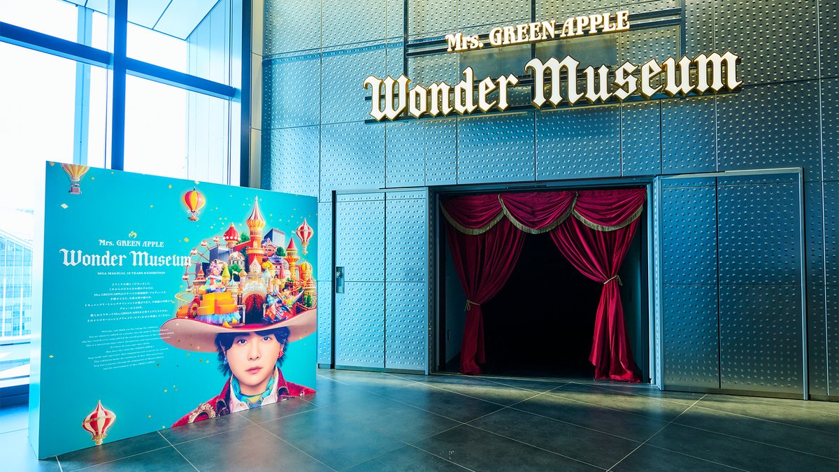 whtevr_co's tweet photo. Mrs. GREEN APPLE 10周年を締めくくる展覧会『Wonder Museum』にて、「最初の部屋」「次の部屋」の企画・演出・制作を担当しました。

「最初の部屋」では、暗闇の中に一台の机が。創作の机から光が放たれると、頭上に巨大なイマジネーションツリーが現れ、輝くオーナメントからミセスの楽曲のカケラが降り注ぎます。

「次の部屋」は展覧会のラストを飾るコンテンツ。「最初の部屋」の創作の机の上から、今度はイマジネーションツリーの中へと没入できる体験です。

@MGA__WM
#MrsGREENAPPLE #MGA_MAGICAL10YEARS #MGA_WM