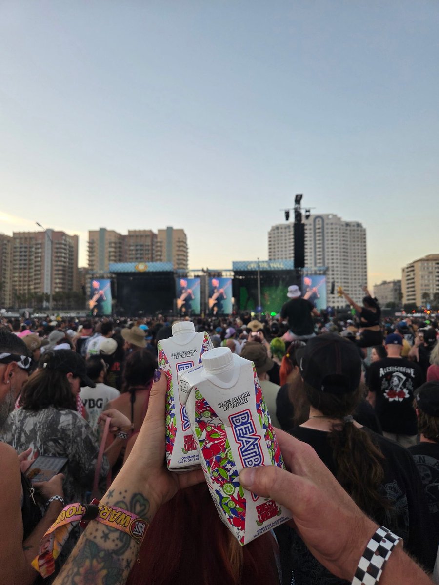 missleemalee's tweet photo. Warped tour day 2! Mayday parade, the used and papa roach were lit 🔥 what an amazing weekend! 
#warpedtour #warpedtourlongbeach https://t.co/fMWubqUUxz
