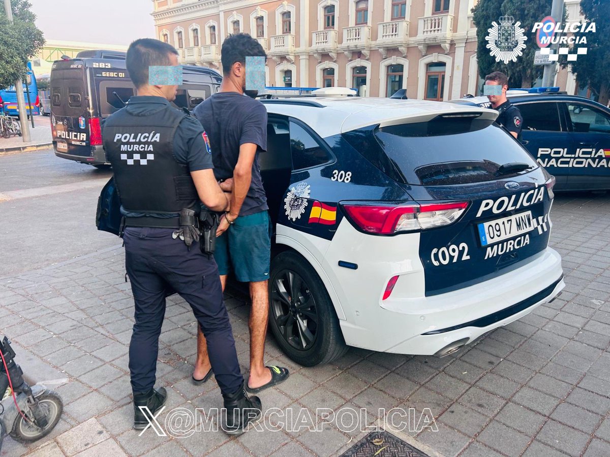 MurciaPolicia's tweet photo. Ayer, agentes del grupo GESC detuvieron a dos varones por un presunto delito de robo con violencia, en #LaFama.
Los detenidos amenazaron a la víctima esgrimiendo un palo para sustraer el dinero de la caja, siendo detenidos posteriormente gracias a la descripción facilitada. https://t.co/FfxfkpVPtc
