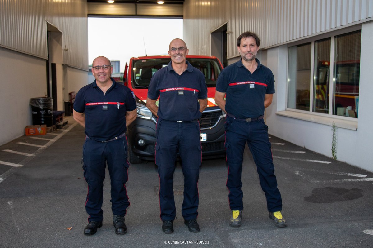 sdis91's tweet photo. 🚒 Renfort Sud-Ouest : le SDIS a engagé hier soir un renfort Commandement Feux de Forêt composé d'un lieutenant et de deux commandants. Ils appuieront les équipes déjà mobilisées en mettant leur expérience au service des opérations. #FeuxDeForêt https://t.co/ybDAs40NlK