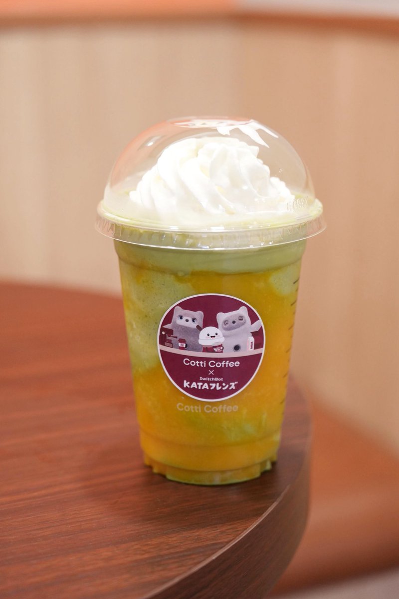 katafriends_jp's tweet photo. 新入りスタッフのKATAフレンズ、準備ばっちり☕️

最初の一杯は、もう決めましたか？
淡路町駅前店でお待ちしています。

かわいい現地ショットも、
ぜひシェアしてください📸

@CottiCoffeeJP_ 
#KATAフレンズ
#CottiCoffee https://t.co/fEDCKkYYHa