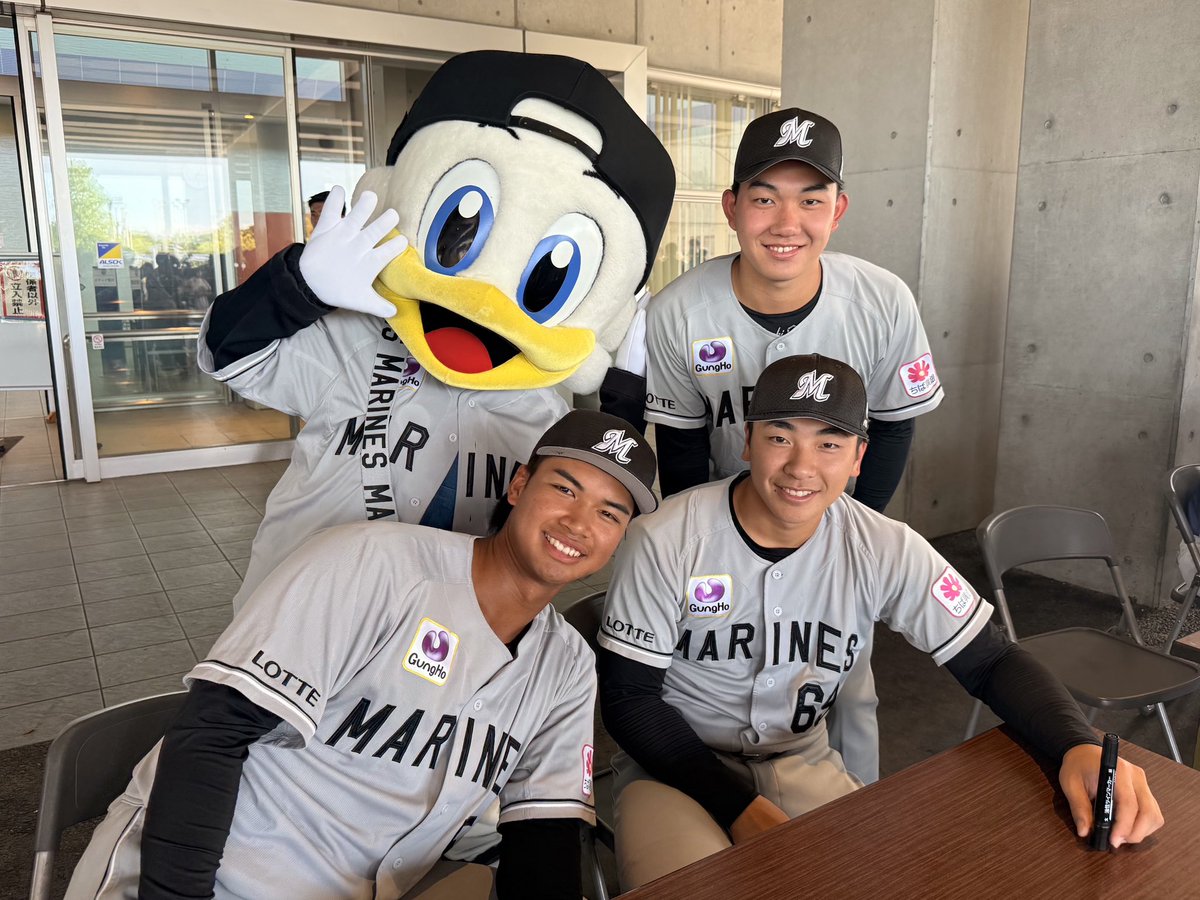 chibalotte_pr's tweet photo. 練習前にはサイン会が行われました。
ズーちゃんも一緒に記念の1枚です！
#chibalotte #広報 #櫻井ユウヤ #岡村了樹 #石垣元気 https://t.co/7EvZu67gSo