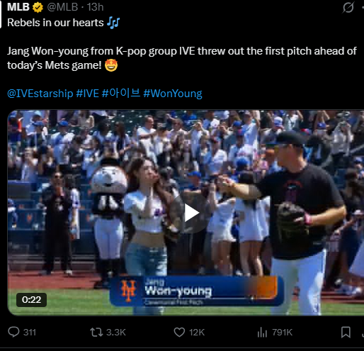 lusiwonii179's tweet photo. Jang Won-young was invited to throw the first pitch for the New York Mets against the Los Angeles Dodgers.  and Both tweets posted by MLB's official account received over 10,000 likes.
WONYOUNG AT MLB
#WonyoungMLBFirstPitch
#IVE #Wonyoung #아이브 #JANGWONYOUNG #장원영 #ウォニョン https://t.co/8jNSDdOUVy