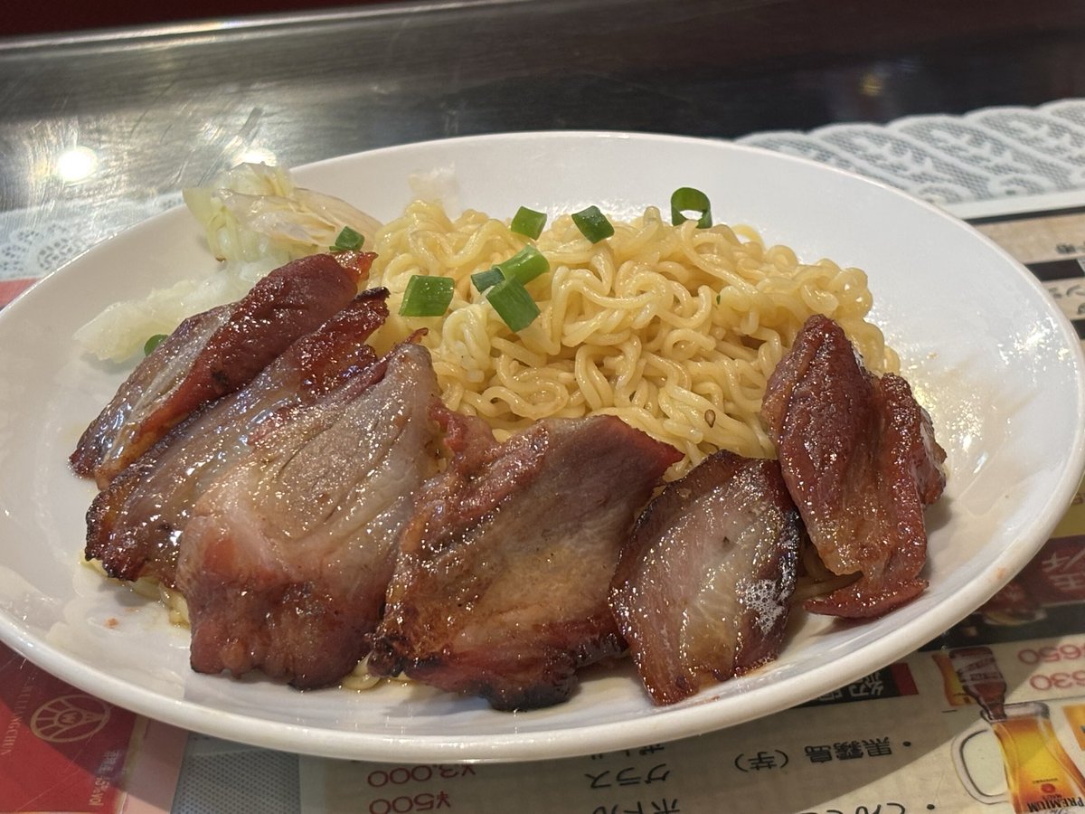 QZgt9i's tweet photo. 赤坂見附で香港ランチ。インスタント麺に甘めの焼豚、香港で食べた味で旨し。 https://t.co/teMHZxuaqn