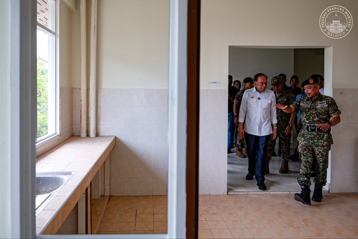 anwaribrahim's tweet photo. Meninjau beberapa unit Rumah Keluarga Angkatan Tentera (RKAT) di Markas Garison Gemas, Kem Syed Sirajuddin, Gemas yang sedang jalani kerja-kerja senggaraan.

Kerja-kerja baik pulih meliputi pembaikan kemudahan asas sedang dijalankan, dan ini penting bagi memastikan anggota dan keluarga mereka dapat mendiami rumah yang lebih selesa dan kondusif.

Kebajikan dan keselesaan keluarga Angkatan Tentera Malaysia akan terus menjadi keutamaan saya dan jentera MADANI.

#MalaysiaMADANI
#MADANIBekerja
#YakinMADANI