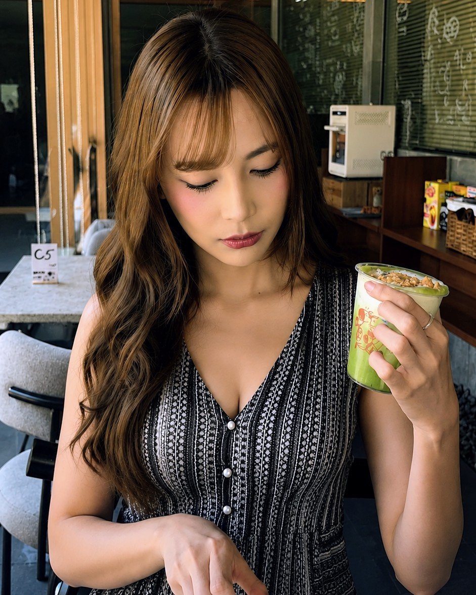 Eyecandy_Jeketi's tweet photo. Just a quiet moment with her favorite green drink. https://t.co/3KaxRYhS2P