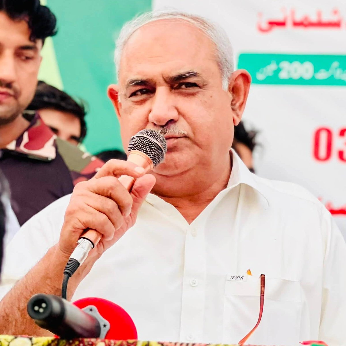 MeFaheem's tweet photo. رنگیز احمد

ممبران صوبائی اسمبلی اپنے فنڈز سے گلیاں پکی کراتے ہیں، سڑکیں بنواتے ہیں، سٹریٹ لائٹس لگاتے ہیں یا پھر لڑکیوں کو سلائی مشین دیتے ہیں
لیکن 
صوابی سے منتخب پی ٹی آئی کے رکن اسمبلی رنگیز احمد نے منفرد کردیا
ٹھیکہ داروں کو فنڈز یا سلائی مشینیں تقسیم کرنے کی بجائے اپنے حلقے کی طالبات کو زیور تعلیم سے آراستہ کرنے کا فیصلہ کیا
گزشتہ برس پہلی مرتبہ وومن یونیورسٹی صوابی کی طالبات کیلئے سکالرشپ کا منصوبہ متعارف کرایا 
193بچیوں کو ایک سمسٹر کی سکالرشپ ملی 
رواں برس ایک بار پھر سے یہی منصوبہ دہراجا جا رہا ہے
رنگیز احمد نے دو کروڑ روپے مختص کردئے اور ان کا ساتھ دیتے ہوئے سابق سپیکر اسد قیصر نے بھی اپنے فنڈز سے دو کروڑ دیدئے
دونوں رہنماﺅں کے حلقوں یعنی تحصیل ٹوپی اور تحصیل صوابی کی بچیوں کیلئے یہ سکالرشپ ہوگی
رنگیز احمد نے بچیوں کیلئے جامعہ کے اندر عمارت کی تعمیر کیلئے 7کروڑ روپے بھی دےدئے
جس میں انکیوبیشن سنٹر قائم کیاجائیگا
بزنس تربیت دی جائیگی اور اسے چیمبر آف کامرس اس کو چلائے گی 
رنگیز احمد نے 5کروڑ روپے پاک آسٹریلیا فخاشولے میں آئی ٹی کورسز کرانے کیلئے بھی دئے ہیں ان کے حلقے کی بچیاں تکنیکی سکلز حاصل کرنے کیلئے پاک آسٹریا فخاشولے جائیں گی