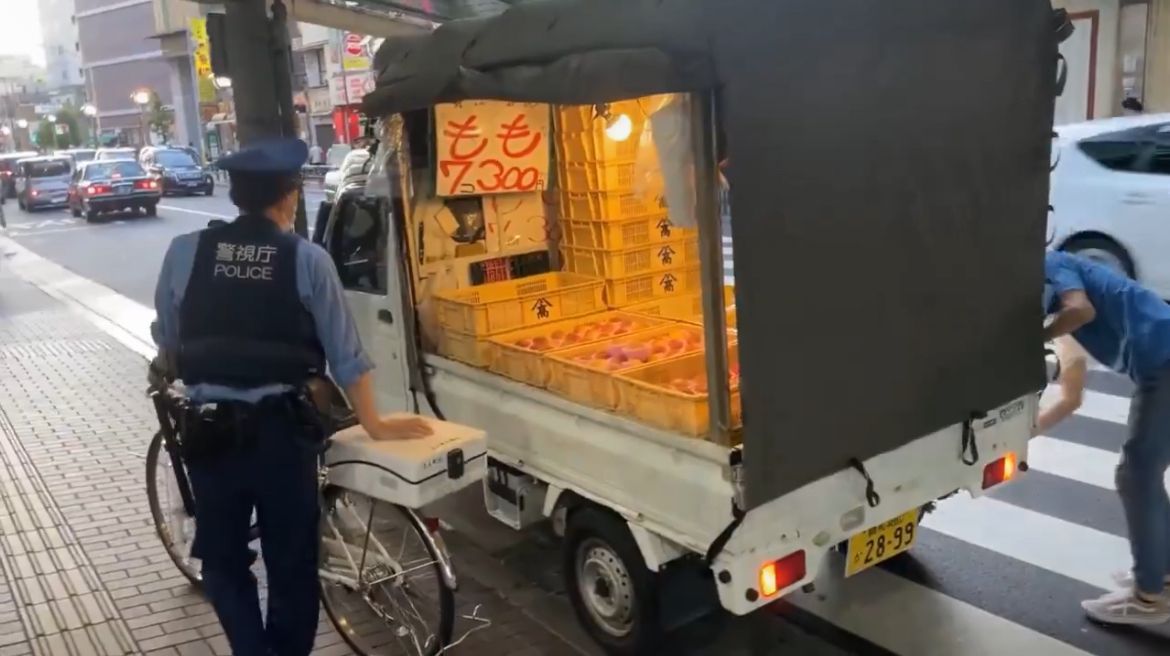 mattariver3's tweet photo. 都内で違法駐車のトラックが売ってる桃が「盗まれた桃の可能性高い」って判明したらしいわ。
新宿や大久保、池袋とかで激安で売ってるやつだよな。
怪しい果物は買わないのが一番の対策だろ。
農家が廃業寸前なのに、盗難品を流通させちゃダメだわ。 https://t.co/SPSDIIonHc