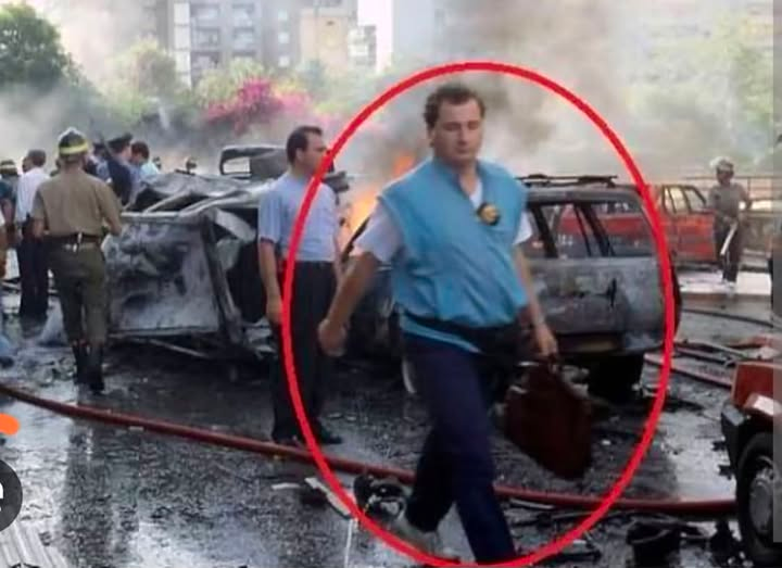 ArenaSusi's tweet photo. Il Capitano dei carabinieri Giovanni Arangioli porta via la borsa del Giudice Borsellino, contenente l'agenda rossa, dopo la strage. Dopo venti minuti la borsa viene rimessa nella macchina ancora in fiamme ma al suo interno non c'è più l'agenda. Sparita per sempre. https://t.co/zWnuOmeE5q