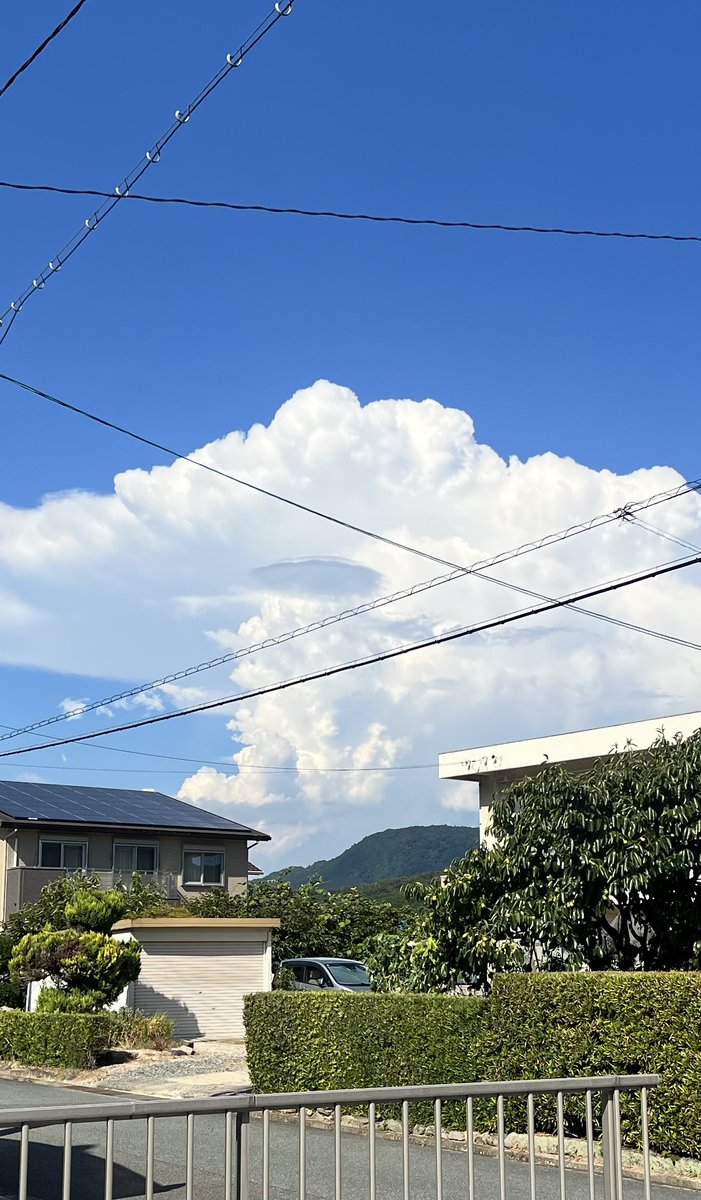 hitsuji0815's tweet photo. 暑過ぎてこんな雲できとる https://t.co/urJtrdtRqZ