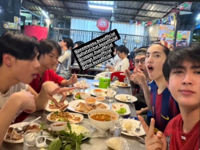 hkleenn's tweet photo. เจ๋งแจ๋วพูดถึงน้องๆด้วยอะ 😭 ตอนที่ไปดูบอลโลก ฮ้าทพาน้องๆไปด้วย ฟีลแบบตอนดูบอลน้องก็เหมือนเป็นแค่วัยรุ่นธรรมดา แต่พอมาอยู่บนสเตจ โคตรไชน์ โคตร professional เก่งกันมากๆ 😭😭😭😭 https://t.co/zQ12UJk9MO