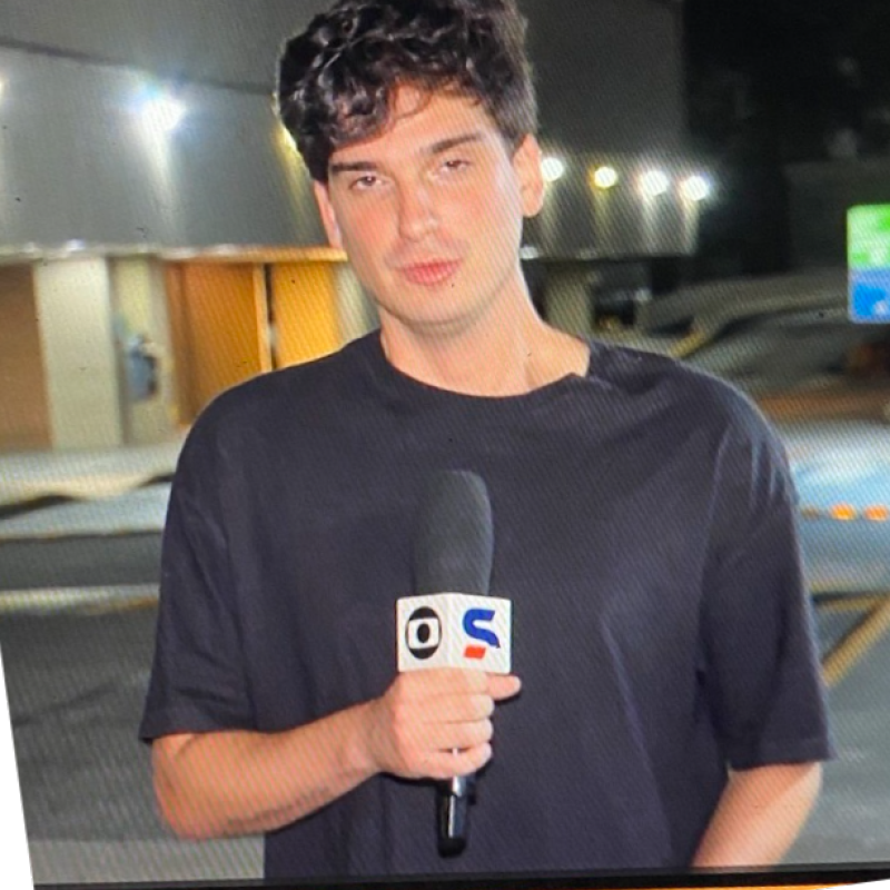 LS811922's tweet photo. Descobri agora que o Pedro Caruso virou reporter da Globo 🤣🤣 https://t.co/3XWdEBLG6J
