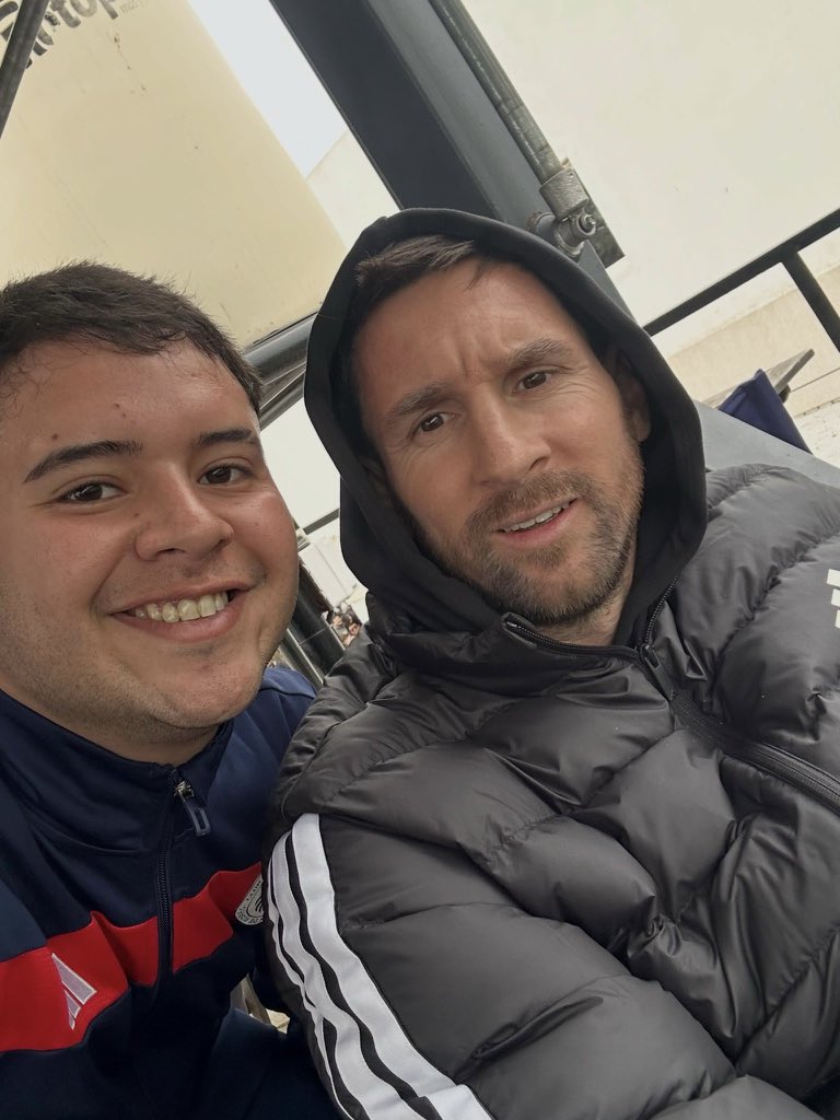 WeAreMessi's tweet photo. Leo Messi with a lucky fan yesterday. 🐐🖤 https://t.co/jLZX4ihT8N
