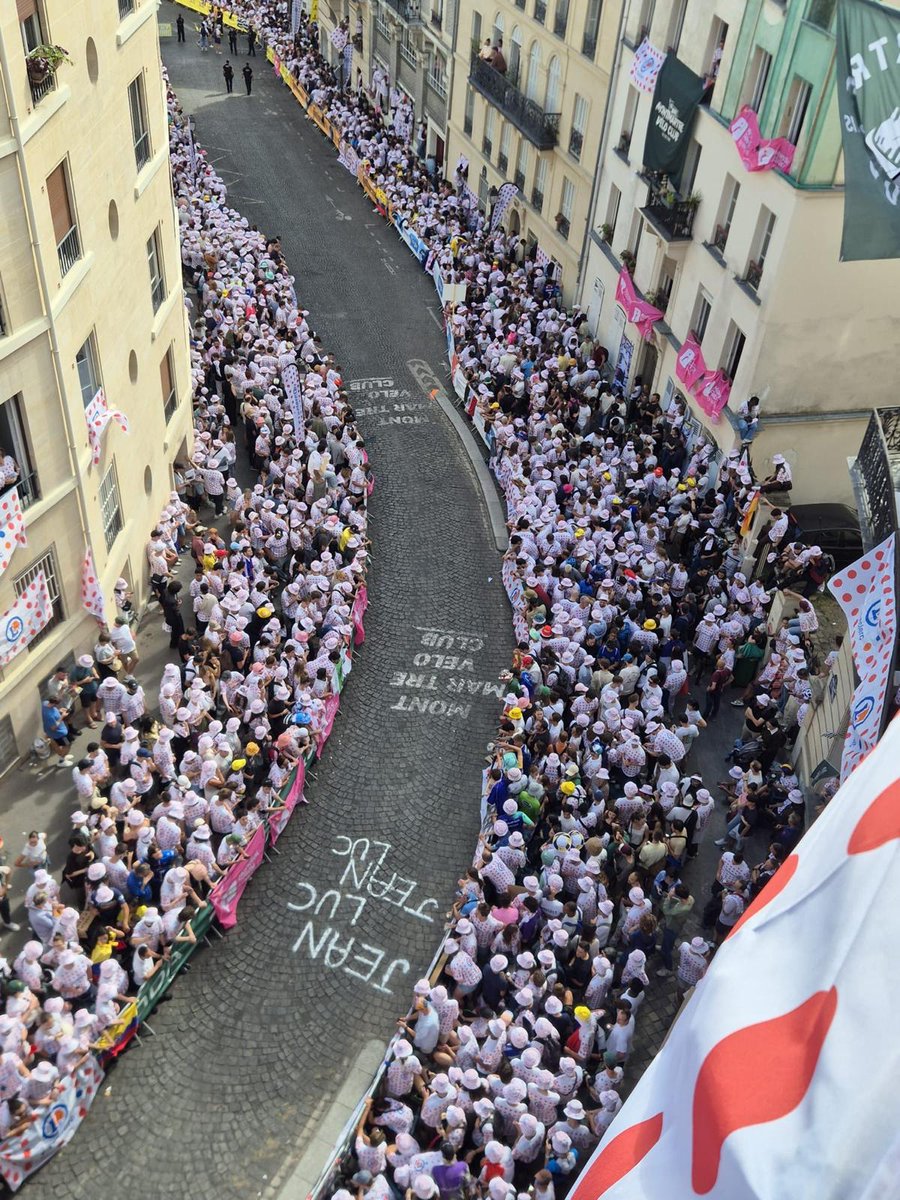 Leclerc_MEL's tweet photo. Tour de France : jour de fête hier à Paris pour la dernière étape de la compétition ! 

J’ai la chance de pouvoir croiser de très près, grâce aux équipes du Maillot à Pois https://t.co/WiXPmyQIzU, des personnalités de tous bords, sportives et artistiques, qui s’abandonnent à la joie véhiculée par cette belle épreuve sportive. 

Mes collègues de Leclerc sont très fiers d’être "partenaire majeur" de cette compétition qui raconte si bien la traversée de nos terroirs par les plus grands cyclistes du monde. 

Félicitations au vainqueur du Tour 2026, Tadej Pogačar, qui entre dans la légende avec cette 5ème victoire ! 

C'était un honneur de remettre le Maillot à Pois Leclerc à Richard Carapaz pour la deuxième fois (il l'a déjà remporté en 2024) : j'adore ce coureur qui est resté très proche de sa famille en Equateur. On ne le surnomme pas "La Locomotora" pour rien !! 😅​😅

Cette édition 2026 du Tour de France n'est pas du tout terminée puisque la course Femmes débute le 01er août avec un grand départ à Lausanne : je vous en reparle très vite !