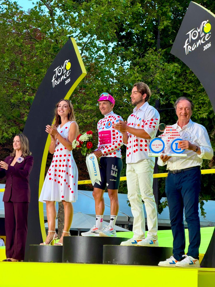 Leclerc_MEL's tweet photo. Tour de France : jour de fête hier à Paris pour la dernière étape de la compétition ! 

J’ai la chance de pouvoir croiser de très près, grâce aux équipes du Maillot à Pois https://t.co/WiXPmyQIzU, des personnalités de tous bords, sportives et artistiques, qui s’abandonnent à la joie véhiculée par cette belle épreuve sportive. 

Mes collègues de Leclerc sont très fiers d’être "partenaire majeur" de cette compétition qui raconte si bien la traversée de nos terroirs par les plus grands cyclistes du monde. 

Félicitations au vainqueur du Tour 2026, Tadej Pogačar, qui entre dans la légende avec cette 5ème victoire ! 

C'était un honneur de remettre le Maillot à Pois Leclerc à Richard Carapaz pour la deuxième fois (il l'a déjà remporté en 2024) : j'adore ce coureur qui est resté très proche de sa famille en Equateur. On ne le surnomme pas "La Locomotora" pour rien !! 😅​😅

Cette édition 2026 du Tour de France n'est pas du tout terminée puisque la course Femmes débute le 01er août avec un grand départ à Lausanne : je vous en reparle très vite !