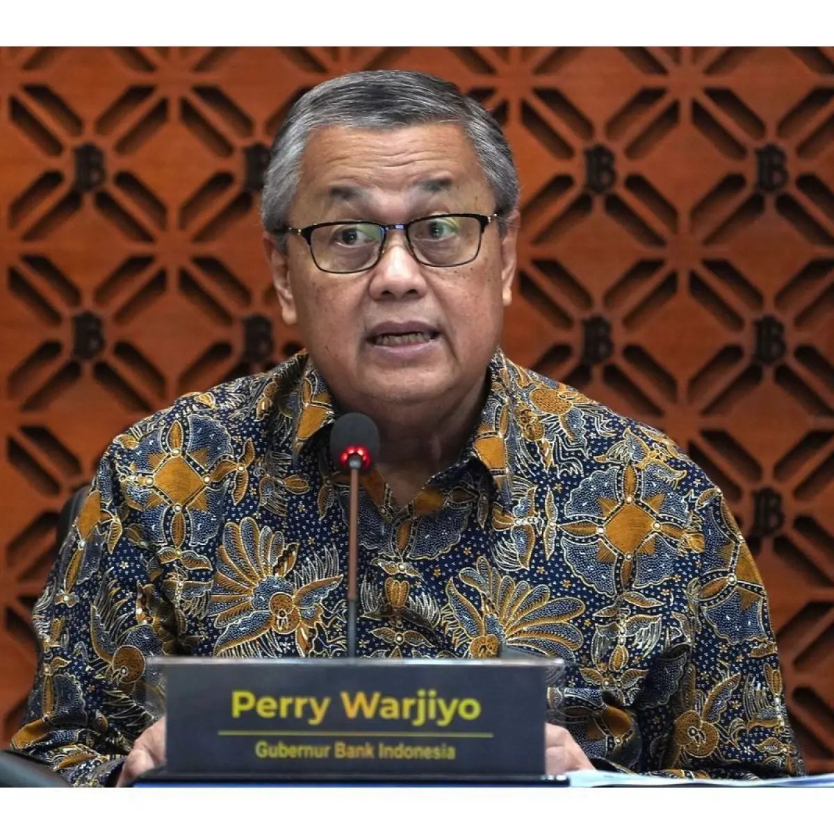 Airdropfinds's tweet photo. Kabar besar datang dari Bank Indonesia. Gubernur BI Perry Warjiyo mengumumkan pengunduran dirinya secara mendadak, dan dalam hitungan menit berita ini langsung menjadi trending topic di X. Pasar prediksi Polymarket pun mencatat lonjakan volume yang signifikan, menunjukkan betapa besarnya ketidakpastian yang ditimbulkan oleh keputusan ini.

Pengunduran diri Perry Warjiyo terjadi di tengah kondisi ekonomi global yang masih penuh tekanan nilai tukar rupiah, inflasi, serta dinamika suku bunga acuan yang harus dijaga stabilitasnya. 

Karena adanya kabar ini Platform pasar prediksi terbesar di dunia (Polymarket) melihat lonjakan volume taruhan terkait masa depan kebijakan moneter Indonesia meningkat pesat. Ini menunjukkan bahwa trader global mulai memperhitungkan risiko dari peristiwa ini.

Selain itu, nilai tukar Rupiah juga tertekan. Dalam beberapa jam setelah pengumuman, rupiah menunjukkan pergerakan yang cukup volatil terhadap dolar AS. Pasar masih mencerna apakah pengganti Perry akan mempertahankan kebijakan hawkish yang selama ini dijalankan.

Jika ketidakpastian berkepanjangan, investor besar mungkin akan mengalihkan sebagian portofolionya ke aset yang dianggap lebih safe haven atau keluar dari pasar Indonesia sementara waktu.
