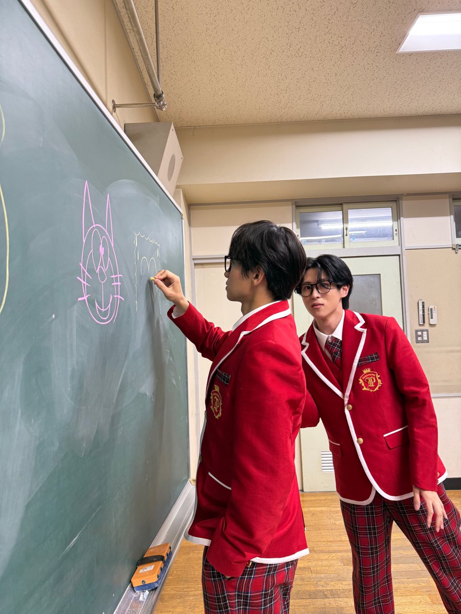 PARADEMIA_mmb's tweet photo. ━━━━━━━━━━━━━━━
#パラ日誌 No.08　日直：奥津遥貴
━━━━━━━━━━━━━━━

みなさんはじめまして✨💛遥貴です💜✨
デビューライブまで、あと約1ヶ月😆😆
みなさんに会えることを、すごく楽しみにしています💕
デビューライブで皆さんに会う前に、僕のことを少しでも知ってもらえたら嬉しいです(*^^*)
こちらが、僕のプロフィールです‼️
名前
奥津 遥貴(おくつ はるき)
生年月日

2007年1月10日🎂
好きな食べ物

パスタ全般🍝
好きなこと

人間観察🤓
メンバーカラー

黄色💛＆💜紫
最近は、大学とアイドル活動で忙しい毎日で大変な時もあるんですが、これを見てくれているみんなを思うと疲れなんて忘れてしまうくらい頑張れます！！😤😤

TikTok活動もしているのですが、僕はダンスが好きで沢山踊っているので、ファンの方が踊って欲しい曲などあったらぜひ踊りたいので、リクエストを送ってください👍
PARADEMIAは、青春をイメージしたグループなのでファンの方々が、大人になってもどこかで楽しかった学生生活を思い出せる、そんなグループにしていきたいと思っています( ᵒ̴̷͈▽ᵒ̴̶̷͈ )✨️✨
みなさんは学生生活でどの時が1番青春でしたか？🤔

僕は、高校生活全てが青春でした‼️
「こんなに楽しい毎日が終わってしまうなんて」、と思い卒業式は号泣しました🫣
なので、少しでも沢山の方にPARADEMIAというグループが素敵だなって思えるように全力で突き進むので、僕たちについてきてください！
事務所の方々いつも支えて下さり本当に感謝しています🙏
ファンのみなさんやメンバーのみんなも、大好きです💛💜
P.S.僕が、りむくんを暑い目で見つめている写真も載せておきます😙

#パラデミア