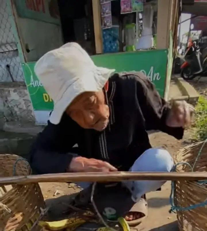 LiaAfri03881071's tweet photo. PLIISSS guys normalisasikan beli di pedagang kecil kek abahnya ini ya guyss🥺,beliau udah capek keliling,sampe nyerah akhirnya dibagikan ajh pisangnya daripada ga laku!!?!??
* jadi abah ini jualin pisangnya orang guys,trs sering bgt ga laku,sering pulang ga bawa uang,sering dibagiin ke orang" karna katanya biar ringan beban pikulannya beliau 😭😭
cc: iylv___