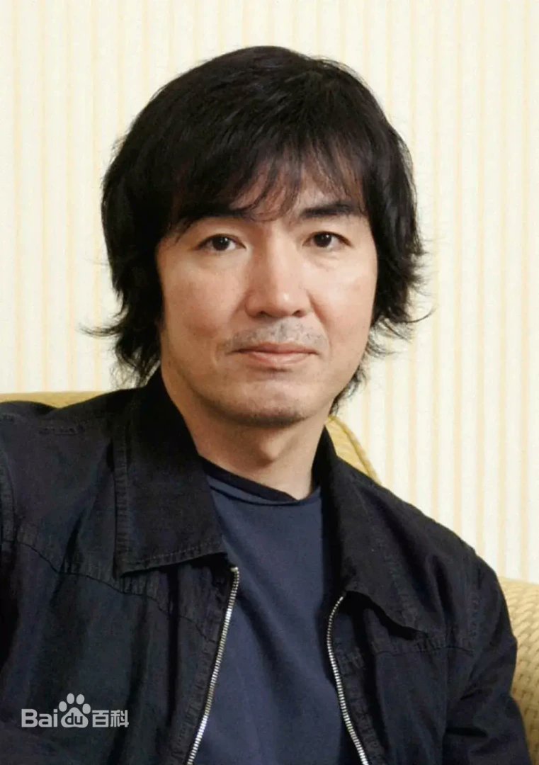 wangjupaian's tweet photo. 【日本推理小说家东野圭吾去世，终年68岁🙏】糟糕的消息，写出《白夜行》《嫌疑人X的献身》《解忧杂货店》的日本作家东野圭吾，于7月23日凌晨因结肠癌去世，终年68岁。葬礼已由家人低调举行。讲谈社于27日正式公布消息。 

东野圭吾1958年出生于大阪，大学学习电气工程，毕业后进入企业担任工程师，一边上班一边写作。1985年，他凭借校园密室推理小说《放学后》获得江户川乱步奖，由此走上职业作家道路。

2005年出版的《嫌疑人X的献身》成为其代表作。小说写一名数学天才为保护所爱之人设计“完美犯罪”，再由老同学、物理学家汤川学破解真相，将严密推理与悲剧爱情融为一体，并同时获得直木奖和本格推理小说大奖。

此后，“神探伽利略”“加贺恭一郎”“假面饭店”等系列陆续被改编为电影和电视剧。他一生出版小说超过100部，作品销往41个国家和地区；截至2023年，日本国内累计发行量突破1亿册。

东野圭吾曾于2009年至2013年担任日本推理作家协会理事长，2014年至2019年担任直木奖评委，并获得紫绶褒章、菊池宽奖等荣誉。

他去世后仍留下一部尚未面世的作品：“神探伽利略”系列最新长篇《永远的记忆》，原定于8月5日出版。