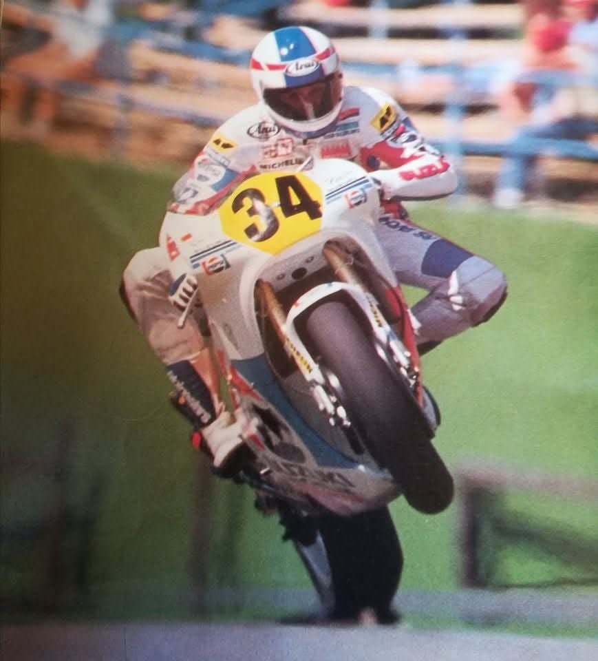 FranckyHawk29's tweet photo. 🚨  Cosa pensi delle attuali MotoGP?

“Senza dubbio l’elettronica aiuta moltissimo. 
Per alcuni questo vuol dire che sono facili da guidare, ma io non la penso così. 
Forse l’azione dell’elettronica le rende più governabili ma è solo una questione legata all’ evolversi del tempo. 
Se tutta questa evoluzione ha fatto meglio o peggio, se sono più uomini adesso o sono più femminucce questo non lo so. 
Le moto dei miei tempi erano diverse, non andavo oltre le 200 mph mentre ora toccano le 220-225 negli stessi tracciati e in altri fanno ancor di più. 
Fisicamente ora pesano di più, 145-180 Kg. contro le nostre 115-130. 
Sicuramente oggi diventa più importante gestire peso e velocità. I freni sono migliorati tantissimo. Tutte le diversità che ci sono, dall’elettronica assistita con il lauch control al controllo di trazione e tutte le altre diavolerie sono necessarie per una moto da oltre 200 mph da governare in uscita di curva. 
Io ho molto rispetto per tutti i ragazzi che gareggiano in tutte le classi della MotoGP e della Superbike.”
Kevin Schwantz
#MotoGP