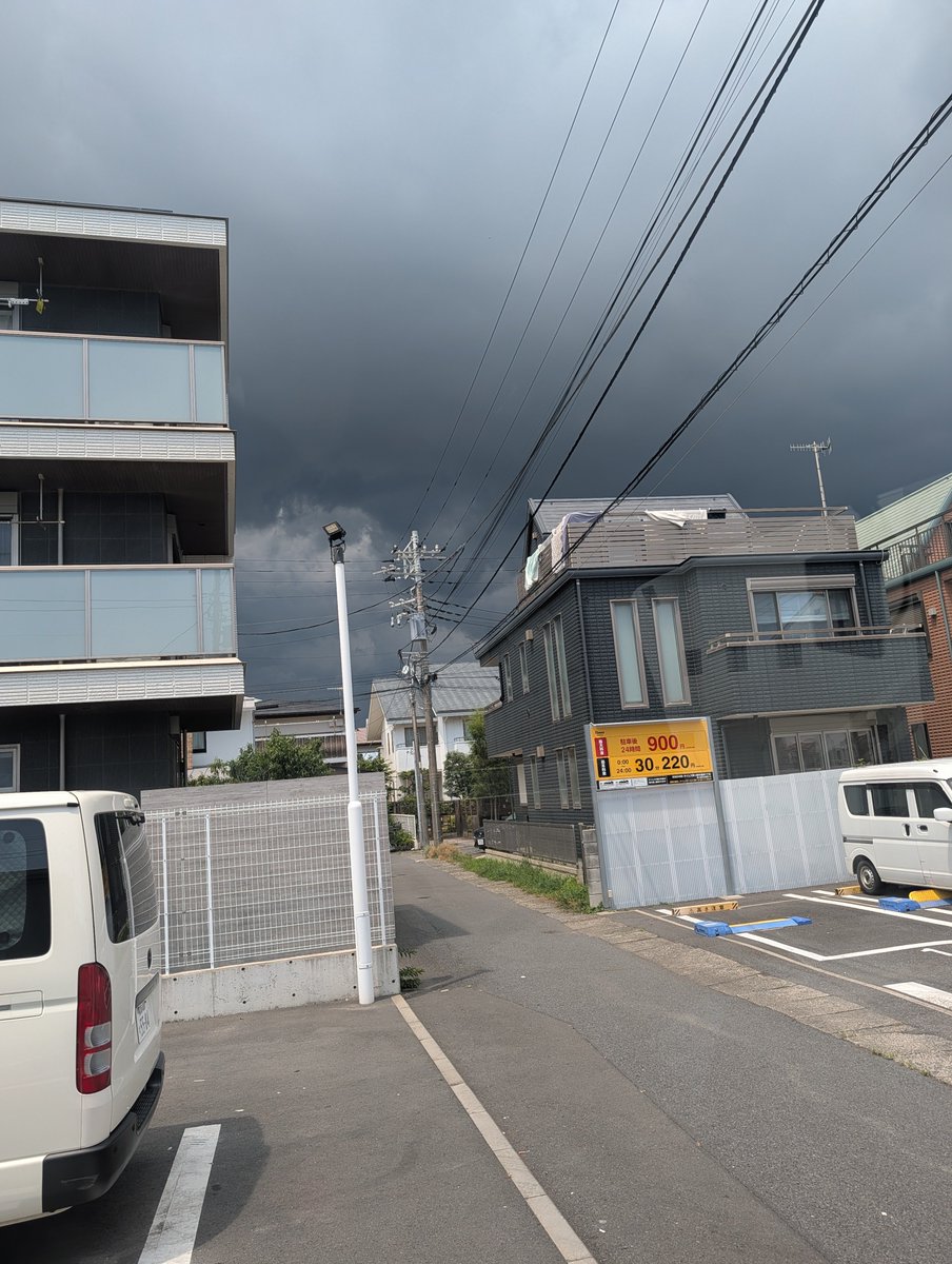 wanwan1819's tweet photo. @Ma_xoXoToxic 職場大和市だけど降ってるよ(笑)
バイクだからずぶ濡れ確定でゴワス！
写真は昨日のだけど、こんな雲でもポツポツ程度しか降らなかった💦 https://t.co/SHK3rFyaEy