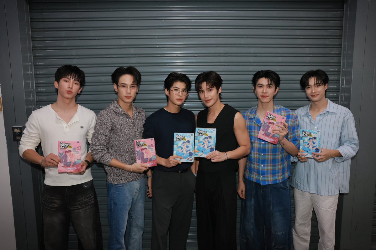 GmmtvShop's tweet photo. แก๊ง Roomate Chaos หอในหัวใจวุ่นรัก พร้อมเจอทุกคน ในงานเปิดตัว งาน มหกรรมนิยายนานาชาติ 2026 แล้วครับ

@mmarkpkk @Tpkkrubs @save_saisawat @francnrp @swensurf @javabh28

#RoommateChaos
#GMMTV https://t.co/hb7vcEz9Yt