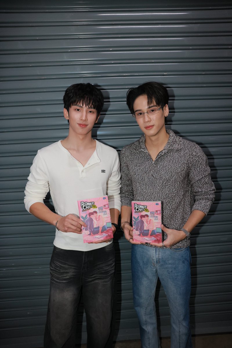 GmmtvShop's tweet photo. แก๊ง Roomate Chaos หอในหัวใจวุ่นรัก พร้อมเจอทุกคน ในงานเปิดตัว งาน มหกรรมนิยายนานาชาติ 2026 แล้วครับ

@mmarkpkk @Tpkkrubs @save_saisawat @francnrp @swensurf @javabh28

#RoommateChaos
#GMMTV https://t.co/hb7vcEz9Yt
