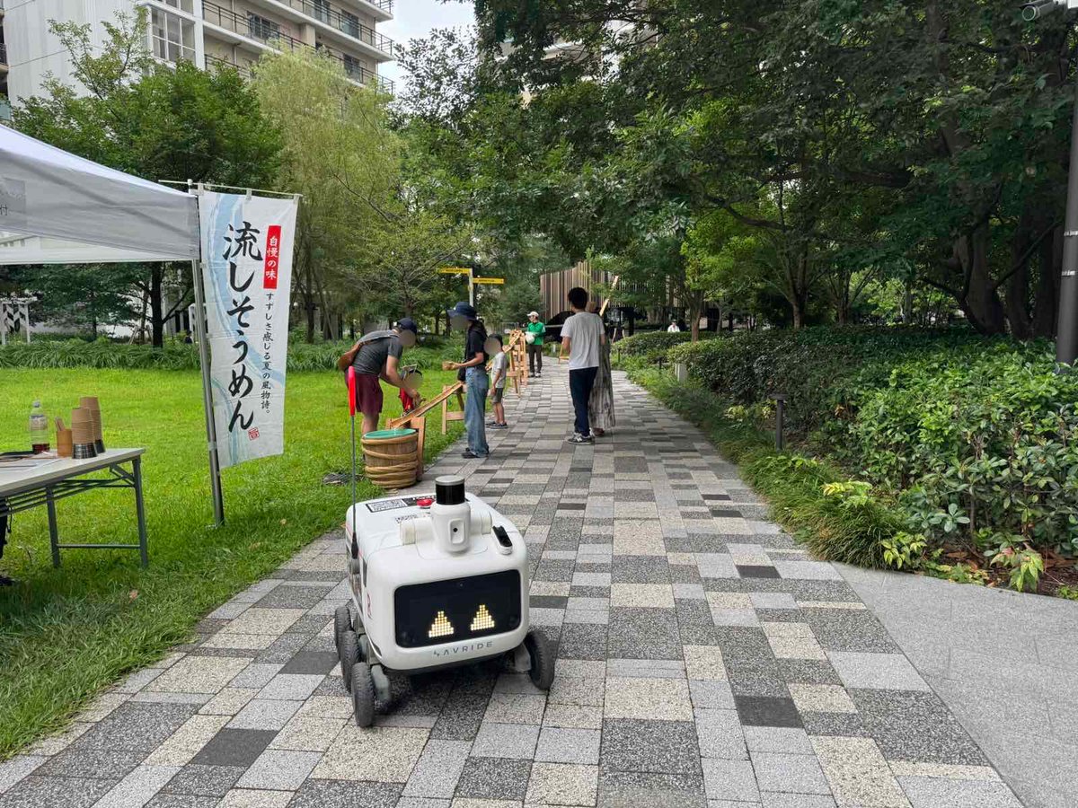 rakuten_robot's tweet photo. ＼流しそうめん体験会＠晴海フラッグ🎐／

ご参加いただいた皆さま
本当にありがとうございました❣️

流しそうめんで賑わう会場に
ロボットも登場🤖⭐️
楽しくてはしゃぎすぎた
ロボットは途中でウトウト・・・💤

当日はたくさんの方にお立ち寄りいただき、
夏らしい楽しいひとときとなりました✨

また皆様にお会いできるのを
スタッフ一同、楽しみにしております🎁

＃楽天無人配送
＃初めての流しそうめん　で
＃ロボット大喜び
＃みんなと会えて嬉しかった🤖
＃ロボットと夏