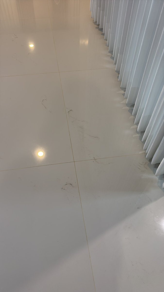 beesuzii's tweet photo. @Sipitungscbd Pas bgt baru kelar ngepel sepupu suami masuk kerumah lewat pintu jemuran nyariin dia, suami di km mandi lgi nyikat jd aku yg nyautin lah malah masuk - bawa keluarganya semua wkwkw bener bener nyelonong masuk. Aku syok trs masuk kamar hbs itu nangis kejer asuuu https://t.co/VAY5xLXnzT