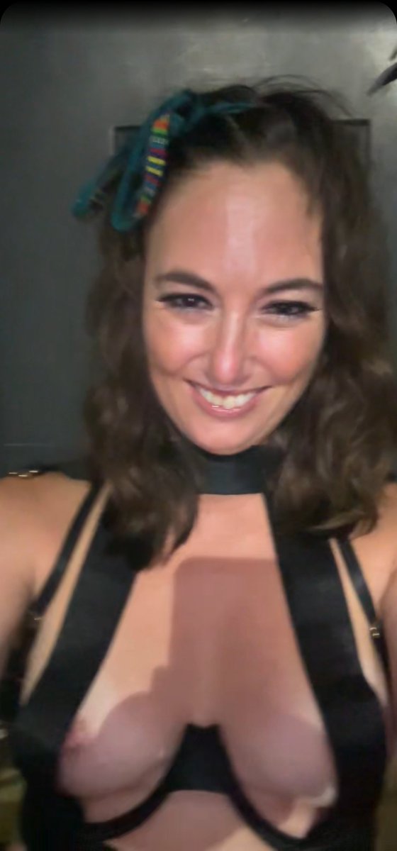 KinkyAnonDom's tweet photo. Simple girls, drunk whore. @JasmineRodkee https://t.co/WDhP3sdbwf