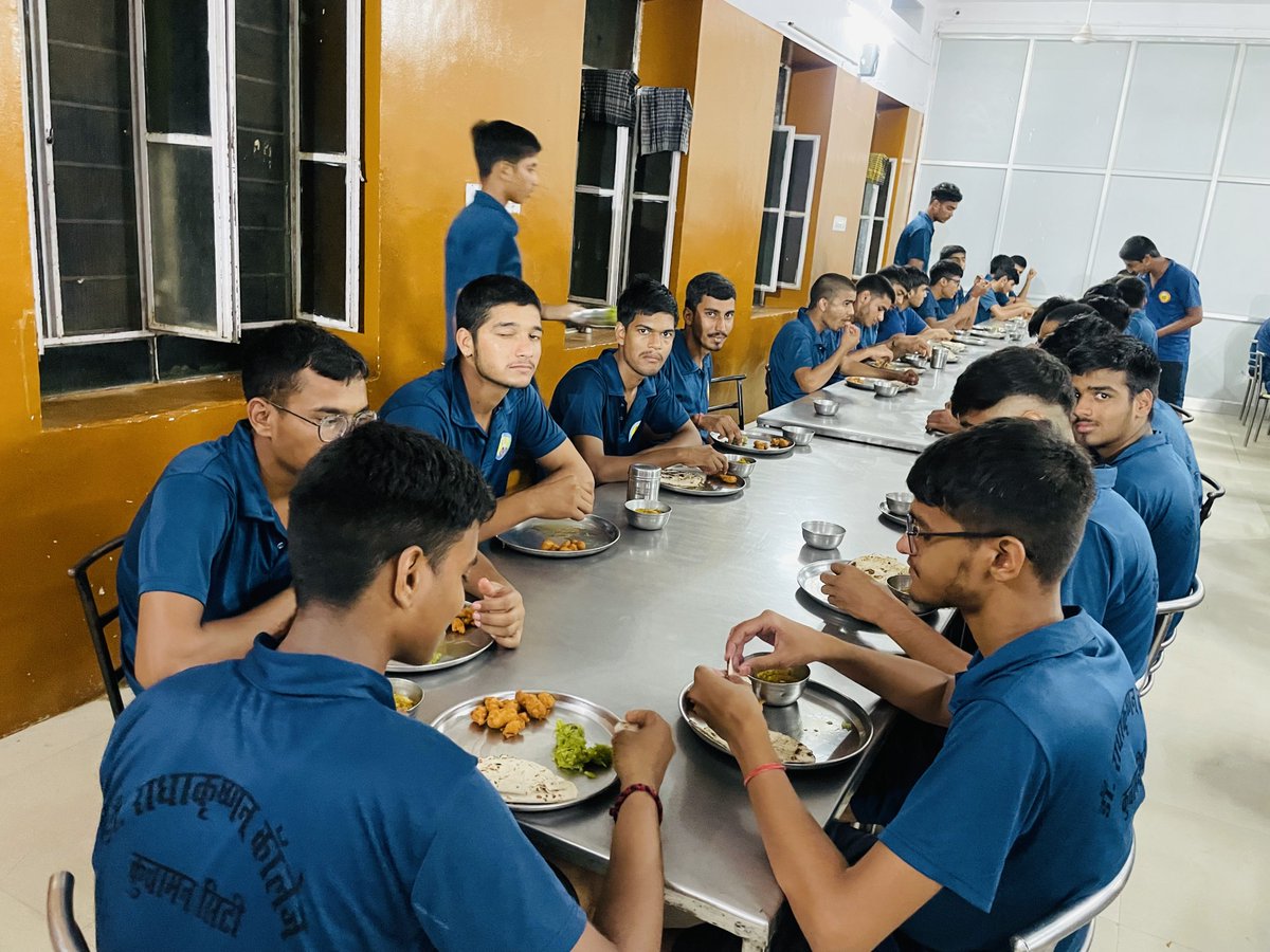 TcckctTagore's tweet photo. Tagore Coaching की स्पेशल डाइट का स्वाद, छात्रों के चेहरे पर मुस्कान! 🍽️❤️
Tagore Coaching – जहाँ पढ़ाई के साथ-साथ विद्यार्थियों के स्वास्थ्य का भी पूरा ध्यान रखा जाता है। ❤️

#TagoreCoaching #SpecialDiet #HealthyStudents #HostelLife #StudentLife #HealthyFood #LaukiHalwa #Pakodi https://t.co/yCrRhCxgGi