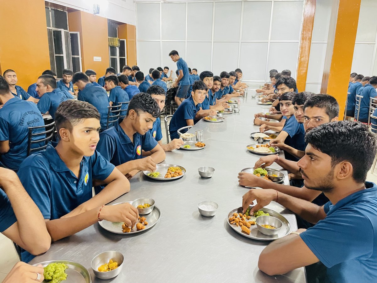 TcckctTagore's tweet photo. Tagore Coaching की स्पेशल डाइट का स्वाद, छात्रों के चेहरे पर मुस्कान! 🍽️❤️
Tagore Coaching – जहाँ पढ़ाई के साथ-साथ विद्यार्थियों के स्वास्थ्य का भी पूरा ध्यान रखा जाता है। ❤️

#TagoreCoaching #SpecialDiet #HealthyStudents #HostelLife #StudentLife #HealthyFood #LaukiHalwa #Pakodi https://t.co/yCrRhCxgGi