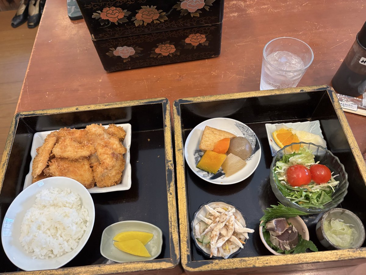 nuuneko's tweet photo. 今日の、ランチは三木町杢杢さん　お重のランチ
大盛りチキンカツ
月曜日と水曜日は野菜も安い
#杢杢  
#お重のランチ https://t.co/yqEXxGOWjF