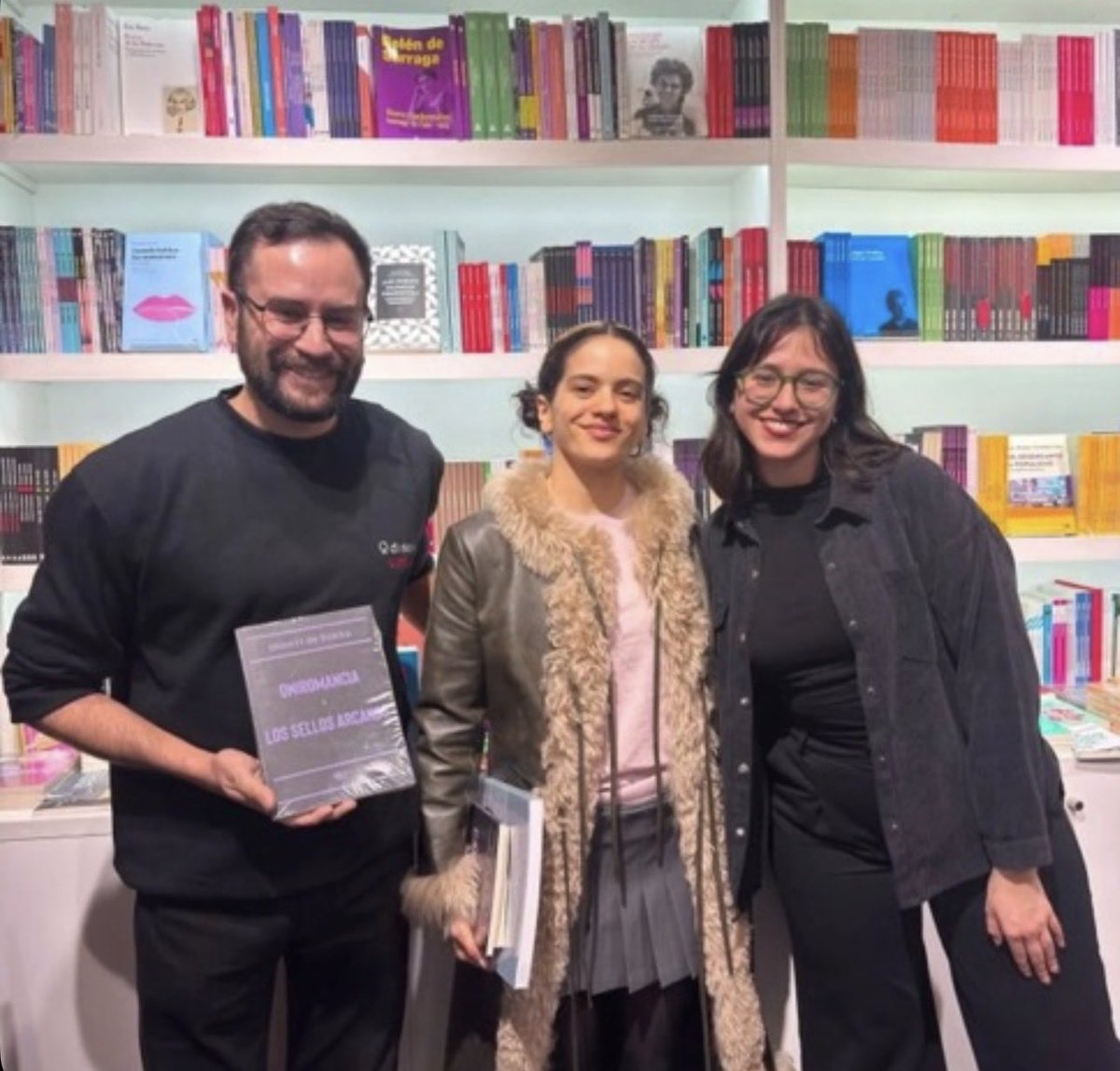 ROSALlAGLOBAL's tweet photo. ROSALÍA visitó la librería La Odisea en Santiago de Chile 🇨🇱, donde recogió varios ejemplares de poesía como Cantoral, Oniromancia - Los Sellos Arcanos y Diccionario de Palabras Inventadas https://t.co/cewQM5tDyk