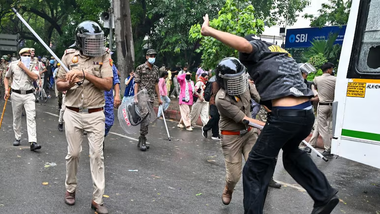 thetatvaindia's tweet photo. 🚨After CJP protest, Supreme Court says "Peaceful protests are constitutional right, Police cannot resort to lathi-charge merely because there is an agitation"

The court will also consider uniform nationwide protest protocols https://t.co/G8AdfO19tm