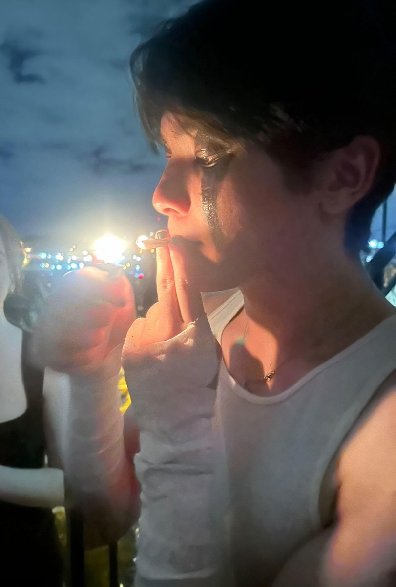 sinopsisyt's tweet photo. Do not forget to bring earplugs to the experimental shoegaze show https://t.co/qZWktzaa1u