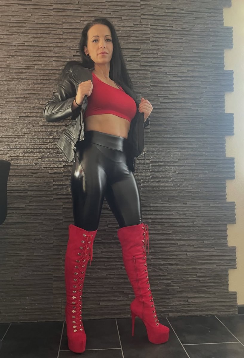 KatyaKova01's tweet photo. Celebrate your inner strength and enjoy this weekend to the fullest😈🪢 #latex #tallgirl #omegle #latexdress #WeeklyReview #OOTD #trendingréels #backshort https://t.co/883R1B8VVO