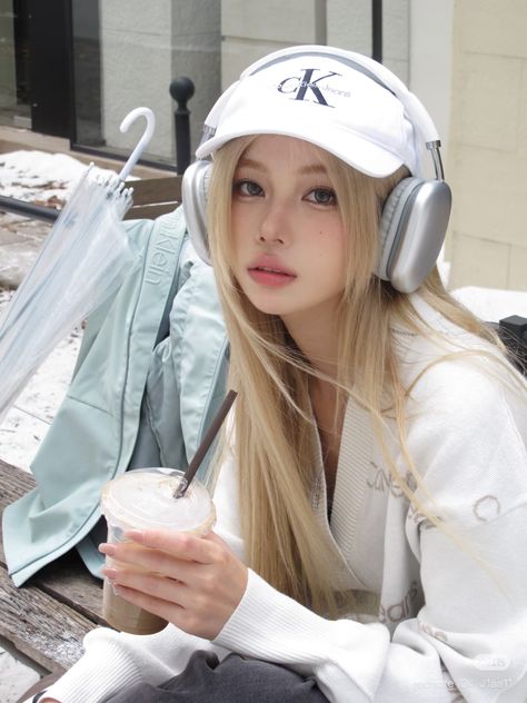 donkbron's tweet photo. Cozy street style cap, big headphones, and an iced coffee in hand
zvhO https://t.co/tcrt5WoARj