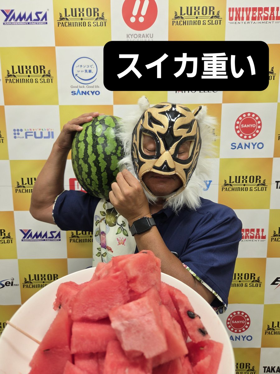 Luxor_nago's tweet photo. 福岡からのお届けもの
5Lサイズのスイカが届きました‼️
それも2つ‼️
マスクド店長とサイズ比較…
店長もでかいから笑
30Φコインと比較してます😁
もう一つは明日のメンバーで頂きます✨😌✨ https://t.co/dpbbuEPw4V